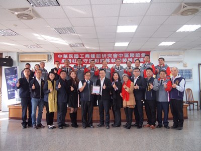 工商建研會捐贈執勤裝備 加強神岡潭子守望巡守效能