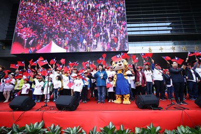 元旦升旗邀109位元旦寶寶領唱國歌