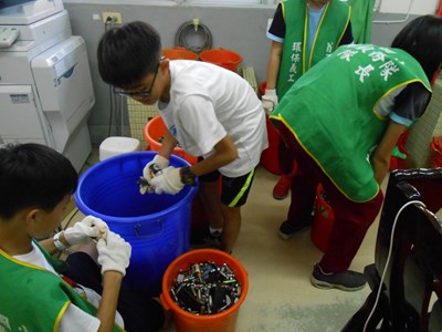 各校學生參加廢電池回收大賽