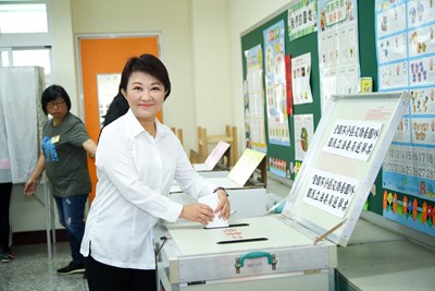 「第15任總統副總統及第10屆立法委員選舉」今(11)日投票，台中市長盧秀燕上午9時前往健行國小投票