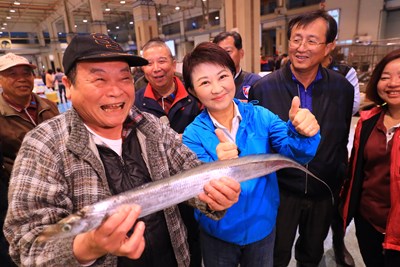 盧市長逐一走訪台中魚市場各攤商