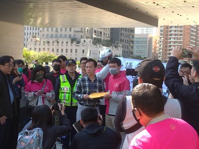 近百名美食外送員因不滿公司片面更改薪資計算方式，今(16)日向台中市政府遞交陳情書，勞工局立即啟動協調機制，維護勞工權益。