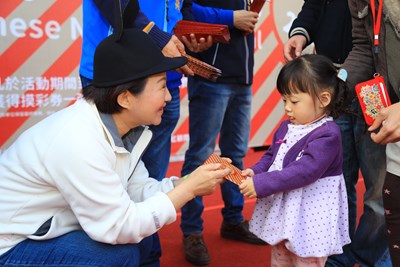 盧市長蹲下將小紅包送到小朋友手上