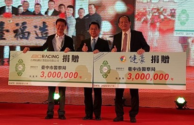 健豪印刷與台灣柏釧企業公司日前分別各捐贈300萬元，增購包括拋射式電擊器、防暴網、臂盾、微型攝影機及長警棍等一批警用裝備，捐贈給台中市政府警察局