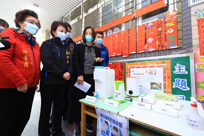 所有人進入幼兒園都需執行防疫三步驟，包括量體溫、消毒及戴口罩，另也備妥足量的防疫物資，包括口罩、洗手用品、額溫槍及消毒用品等。