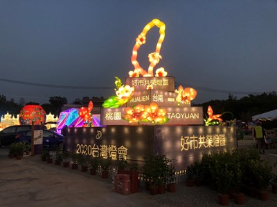 好市共榮燈區入口的「寶島發光」花燈融合參展縣市代表花卉