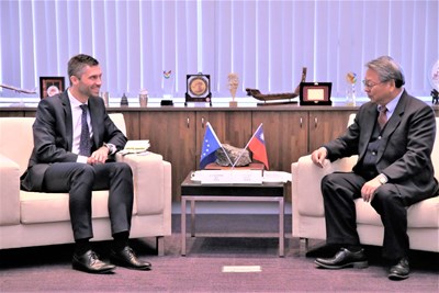 令狐副市長與歐洲經貿辦事處長高哲夫相談甚歡