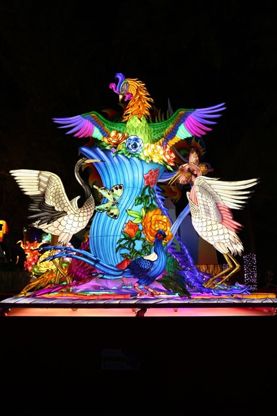 法務部矯正署台中監獄「鳳凰展翅平安到，牡丹盛開吉祥來」