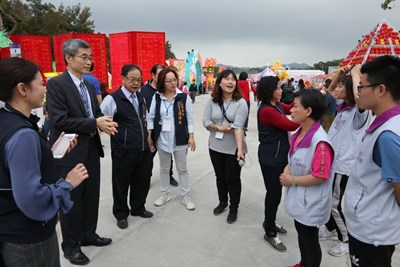 內政部移民署副署長梁國輝率領新住民發展基金委員等22人參訪新囍同歡燈區，市府民政局長吳世瑋代表接待。