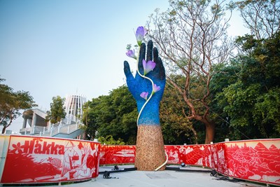 漫遊客家庄燈區主燈為「手護客家」