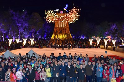 台中市政府經濟發展局今(17)晚舉辦「工商之夜」，邀請全市工、商、公用事業及市場等團體代表約200人，一同觀賞精彩主燈秀與燈區活動，感謝企業提供資源支持燈會，呈現台中產業能量。