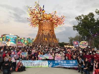 鼓勵走出戶外　中市府邀長照據點長輩一同遊燈會