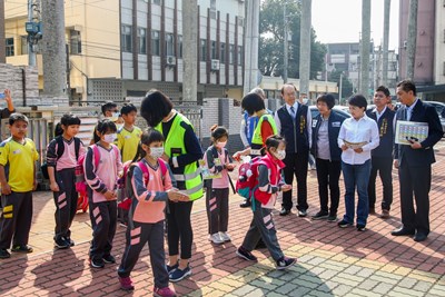 市長盧秀燕今日親自前往神岡國小視察，從學生入校前量測體溫、師生衛教宣導，到校園物資發放等流程逐一督導
