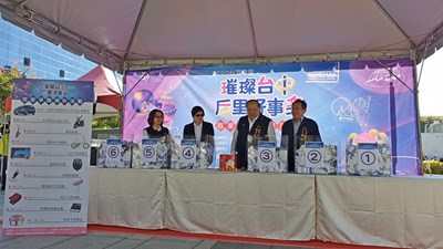 后里好事多消費摸彩 副市長陳子敬抽獎