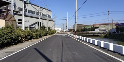 施工後，改建護岸並修復路面