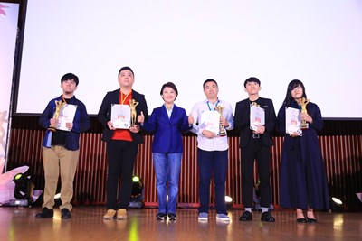 第24屆大墩美展頒獎典禮-市長與大墩獎得主合照