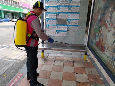 環保局加強公車站牌消毒作業