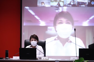 盧市長於市政會議中表示，市府除預防居家隔離或檢疫對象趴趴走，也配合中央防疫指引，強力稽查多家娛樂業者並宣導保持社交距離或戴口罩