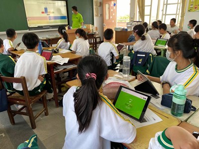 為避免若未來學校大規模停課影響學生學習，台中市政府教育局建置線上學習專區，並全面調查各級學校平板數量