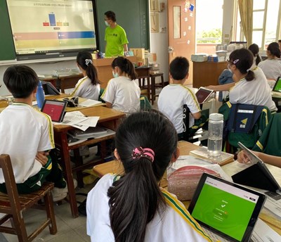 愛心捐贈湧入教育局 線上資源助學童停課不停學