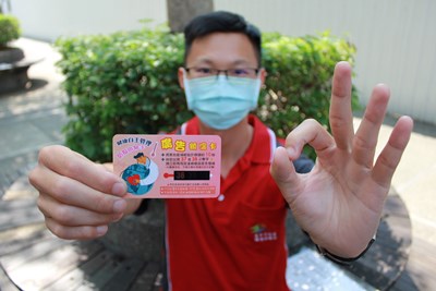 額溫卡輕貼額頭約10秒，就可量測自身額溫，注意自身健康狀況