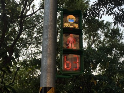 小綠人也戴口罩！中市「放大版」號誌燈好吸睛