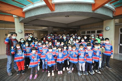 令狐副市長赴梨山關心偏鄉教育  暖心贈防疫小包