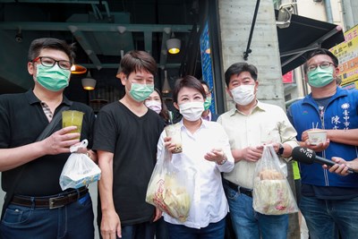 盧市長以實際行動支持店家