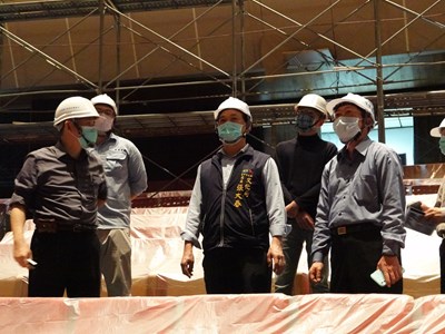 文化局長張大春勘察中山堂工程