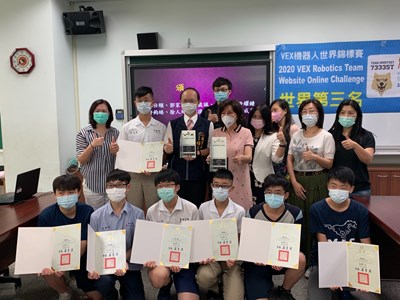 市府教育局長楊振昇今(30)日特別到福科國中頒獎表揚，稱許其展現團隊合作精神、領導才能和解決問題能力。