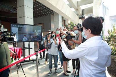 盧市長巡視國中教育會考考場防疫，實地模擬演練考試當日防疫作為，逐一檢視量測體溫動線、熱像儀測試等