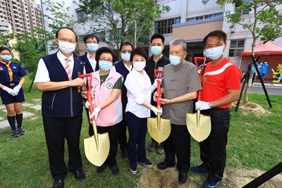 盧市長帶頭植樹綠化環境，體現環境保護、永續經營