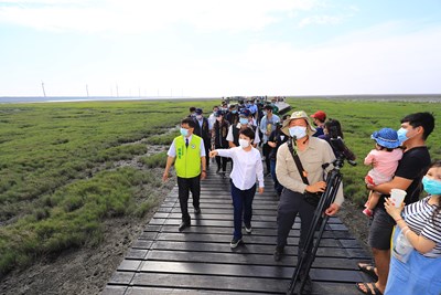 視察高美濕地人流管制   盧市長 假要放  防疫也要做！