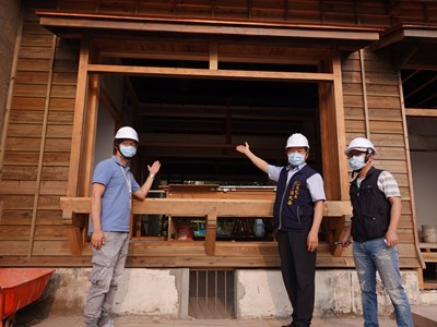 文化局長張大春率隊勘察烏日警察官吏派出所修復工程