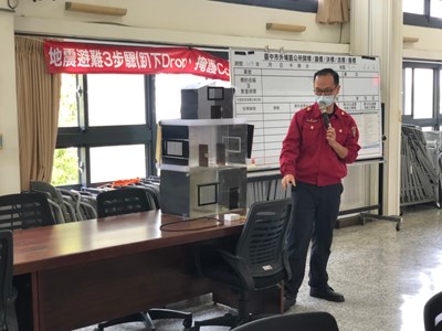 中市消防局自製「濃煙模型屋」 點出火災應變關鍵