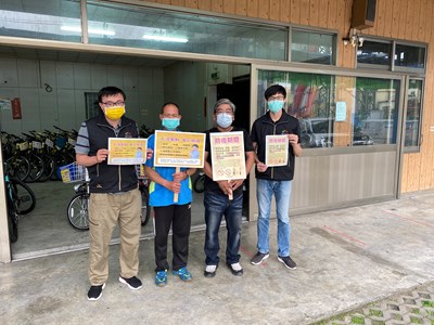 市府假日除派員掌握各景點人流管制情形外，針對自行車道及登山步道人潮密集處也加強安排人力，以手舉牌及手持廣播器等方式，提醒遊客應正確防疫觀念