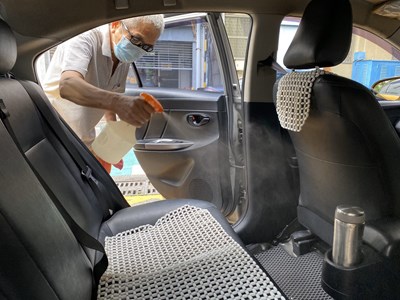 計程車駕駛使用次氯酸水消毒