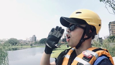 遇到溺水事件，不要驚慌，第一步大聲呼救救吸引旁人注意來幫忙