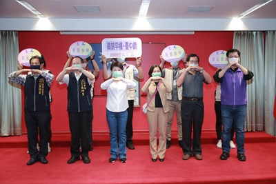 六都首創！ 中市府市政會議即日起「全程手語翻譯」