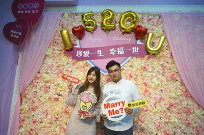 西屯戶所布置花牆、字母氣球及手拿板