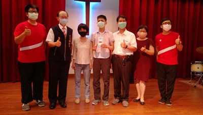 惠明盲校陳俊豪個性開朗樂觀，從不怨天尤人並積極助人，常常主動協助肢體不方便的同學