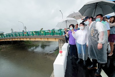 市長盧秀燕雨中視察沿線護岸改善狀況