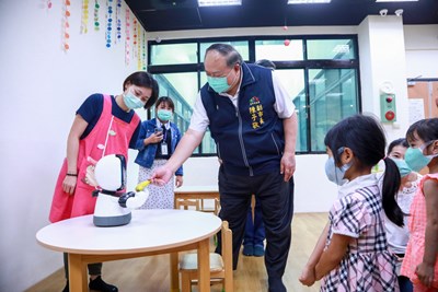 中市親子館恢復開放首週　陳副市長化身親子館爺爺督促防疫