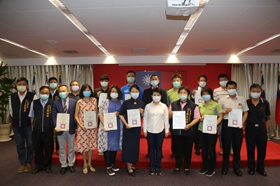 盧市長感謝民間企業團體不僅關心防疫情形，更主動捐贈各項民生物資，展現「愛台中」精神