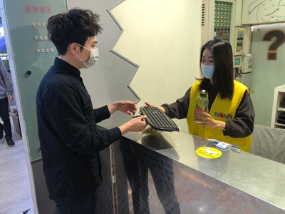 民眾拿廢資訊物品於NOVA資訊廣場回收