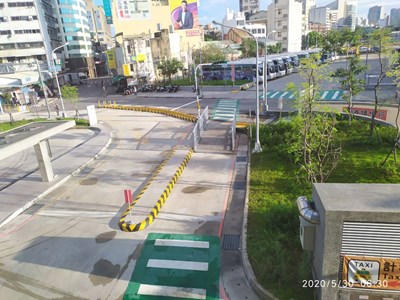 市府交通局於鄰近新民街的臨停下客區旁設置人行通道，民眾轉乘國道客運安全又便利