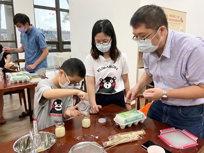 民眾親手製作布丁