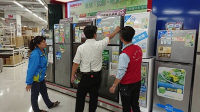 民眾在賣場挑選具節能標章家電