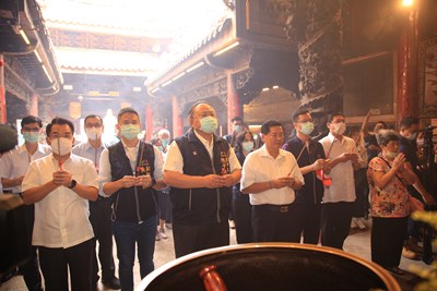 眾人共同參拜祈求遶境圓滿平安