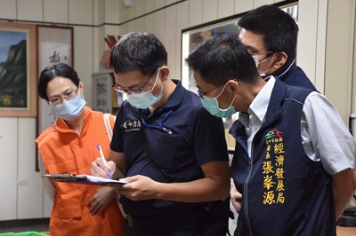 經發局長張峯源昨(12)日率隊 赴霧峰區稽查2間未登記工廠